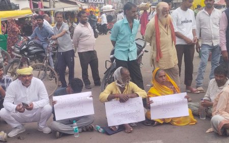 ललितपुर में विश्व हिंदू परिषद ने घंटाघर पर लगाया जाम:मारपीट के मामले में न्याय की मांग, 3 दिन पहले दर्ज हुई थी FIR