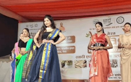 खादी के कपड़ों में रैंप पर उतरीं मॉडल्स:मंडलीय खादी ग्रामोद्योग महोत्सव में दिल्ली और आगरा की मॉडल्स ने भी लिया हिस्सा