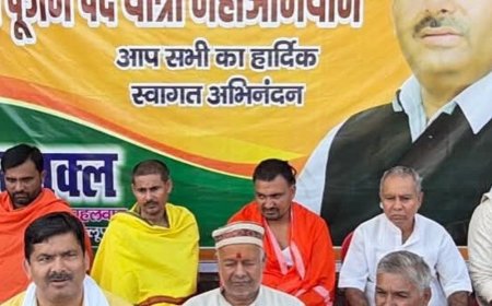 चिल्लूपार में चार दिवसीय पदयात्रा:मायाशंकर शुक्ल ने शुरू किया यात्रा, बाढ़ और स्वास्थ्य सेवाओं में सुधार का संकल्प