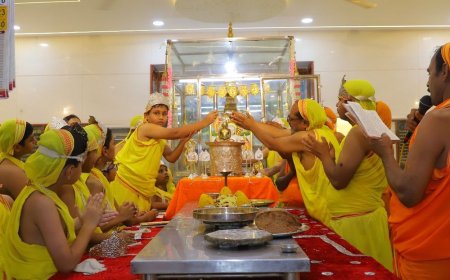 श्री महावीर स्वामी दिगंबर जैन मंदिर में मनाया क्षमावाणी महापर्व:बैंड-बाजों के साथ निकली जलयात्रा,108 दीपकों से हुई आरती