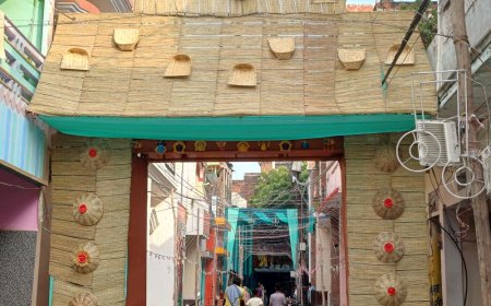 शिवा क्लब ने दुर्गा पंडाल के लिए बनाया प्राकृतिक गेट:चंदौली में बांस और कुश से बना प्रवेश द्वार बना आकर्षण का केंद्र
