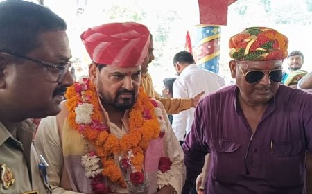 पूर्वजों की जन्मभूमि खोजने उन्नाव पहुंचे बृजभूषण सिंह:मां पूर्वी देवी मंदिर में दर्शन-पूजन के बाद बोले- गांव और परिवार की तलाश