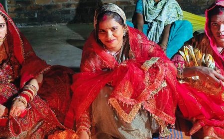 हरदोई में चांद देखकर महिलाओं ने खोला व्रत:अर्घ्य देकर पति की लंबी उम्र की कामना की, पतियों ने पिलाया जल