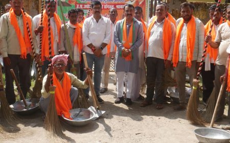 सेवा संकल्प अभियान में सफाई कर्मियों का सम्मान:श्रावस्ती में विद्यार्थियों को बांटी शिक्षण सामग्री, बच्चों को मिले उपहार