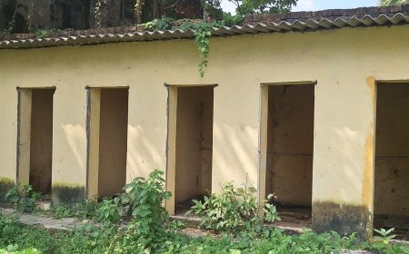 गाजीपुर में 3.90 लाख का शौचालय बेकार:शुल्क वसूलने के बाद भी यात्रियों को सुविधाएं नहीं, बोरिंग से पानी नहीं, सोलर लाइट भी बंद