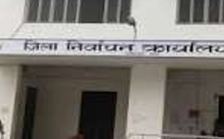 लखीमपुर खीरी में निर्वाचन कार्यालय की कुर्की:75 लाख बकाया न देने पर कोर्ट के आदेश पर फर्नीचर जब्त, 2000 से नहीं मिला था भुगतान