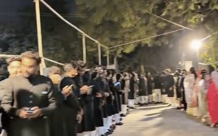 AMU में सरसैयद डे पर मना जश्न:आधी रात तक कैंपस में घूमते दिखे छात्र,सुरक्षा के लिए पुलिस रही तैनात