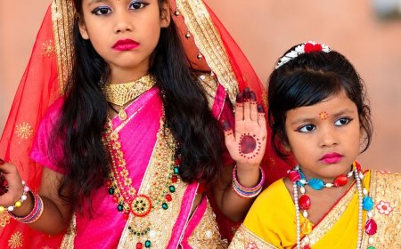 स्कूलों में देवी के रूप में पहुंचीं नन्ही बच्चियां:मुजफ्फरनगर में दुर्गा बनी स्वर्णिका तो सीता के रूप में आई गार्गी