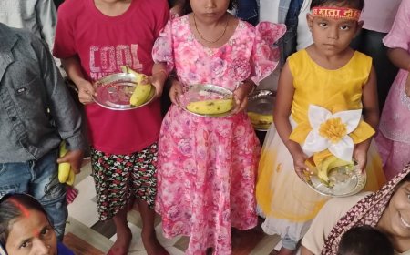 प्रतापगढ़ में कन्या पूजन:देवगढ़ कमासिन में कन्याओं के पैर धोकर तिलक लगाया, भोजन कराकर लिया आशीर्वाद
