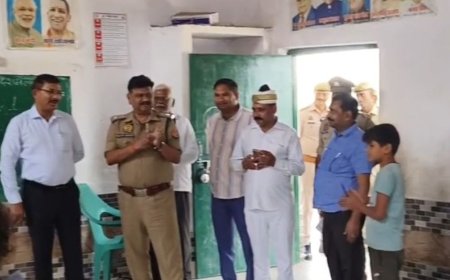 डीएम ने स्कूल में बच्चों से सुने 14-19 के पहाड़े:कम हाजिरी पर जताई नाराजगी, मिड-डे मील की गुणवत्ता सुधारने के निर्देश