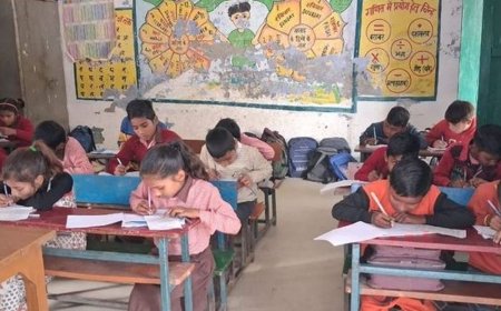 ड्रेस के लिए छात्रों को रुपए मिलने का इंतजार:अयोध्या में अभी तक अभिभावकों के खाते में नहीं पहुंचे 1200 रुपए