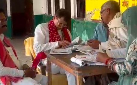 मेरठ में मतदाता सूची सुधार बूथ:बीएलओ से मिले मोहल्लावासी, वोटर लिस्ट पारदर्शी बनाने पर हुई चर्चा