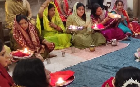 देवरिया में करवा चौथ पर महिलाओं ने रखा निर्जला व्रत:चलनी से चंद्रमा और पति के दर्शन किए, मांगी सुखी वैवाहिक जीवन की कामना