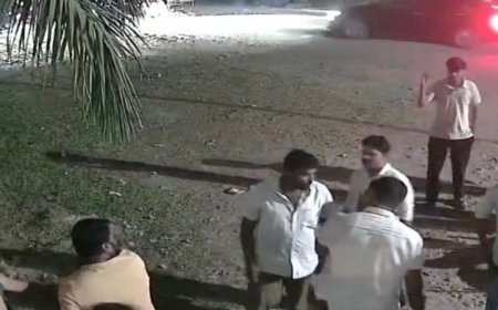 हरदोई में दो पक्षों सड़क पर मारपीट:मौके पर खड़ी तीन गाड़ियों में तोड़फोड़, वारदात CCTV में कैद