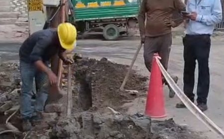 आगरा में नाला निर्माण में लापरवाही:घरों के स्लैब तोड़े, बिजली गुल होने से लोग 12 घंटे अंधेरे में रहे