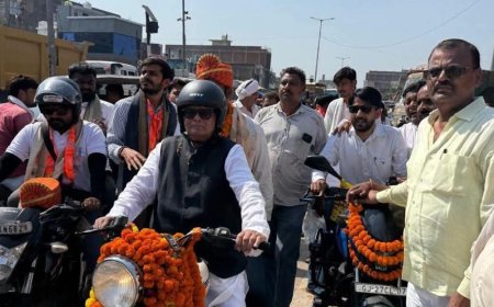 बडनगर से बनारस निकली बाइक यात्रा का कन्नौज में स्वागत:भाजपा नेताओं ने किया स्वागत, नुक्कड़ नाटक से सरकार की योजनाओं की जानकारी दी