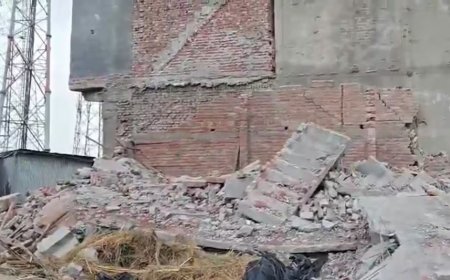 बुलंदशहर में भरभराकर गिरा दो मंजिला मकान, चाचा-भतीजे की मौत