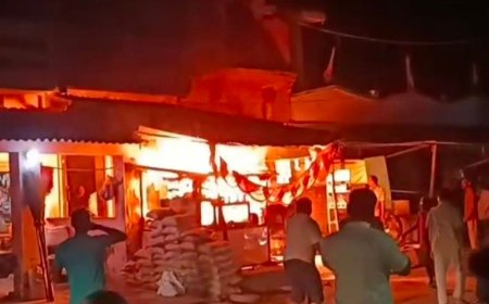 किराना की दुकान में लगी आग, सामान जलकर राख:अमेठी के शाहगढ़ कस्बे में देर रात हुआ हादसा, दुकानदार ने मांगा मुआवजा