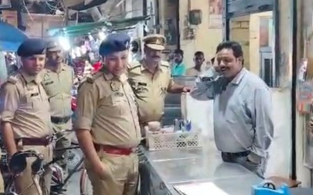 रायबरेली में एसपी ने देर रात पैदल मार्च किया:त्योहारों और PET परीक्षा को लेकर चौराहों, बाजारों, बस स्टेशन और रेलवे स्टेशन पर चेकिंग