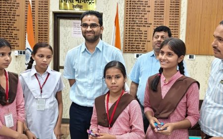 चार छात्राएं एक दिन के लिए बनीं डीएम:देवरिया में जनसुनवाई कर शिकायतें सुनीं, अधिकारियों से कामकाज सीखा