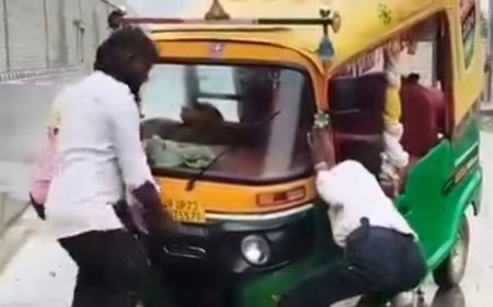 बारिश से निर्माणाधीन सड़क धंसी, अप्पे का पहिया फंसा:कौशांबी के ओसा चौराहे के पास सवारियां लेने रहा था, यात्री सुरक्षित