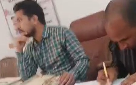 इटावा में पंचायत सचिव पर अवैध वसूली के आरोप:सचिव पर जन्म-मृत्यु प्रमाण पत्र बनवाने के नाम पर वसूली की डीएम से शिकायत
