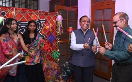 लखनऊ विश्वविद्यालय में नवरात्रि-दशहरा पर सांस्कृतिक संध्या:विद्यार्थियों ने नृत्य-नाट्य से नारी शक्ति का संदेश दिया, लघु नाटिका का मंचन