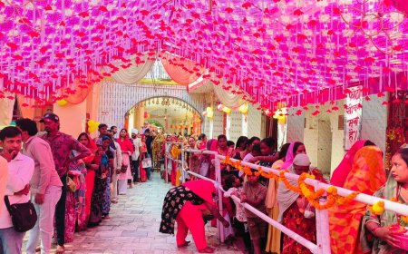 नवरात्रि के अंतिम दिन मंदिरों में उमड़ी भक्तों की भीड़:घाटमपुर में आसपास क्षेत्र से लोग दर्शन करने पहुंचे, सुरक्षा के लिए पुलिस तैनात