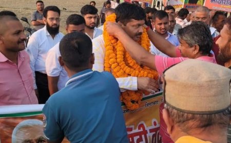 चिल्लूपार पहुंची मायाशंकर शुक्ल की पदयात्रा:दूसरे दिन गोला पहुंचा जनसंपर्क अभियान, ग्रामीणों से मिलकर जानीं स्थानीय समस्याएं