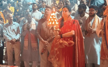 पूर्व IAS दिव्या मित्तल ने विंध्याचल में गंगा आरती की:बोलीं- मां गंगा की तरह बाधाएं पार कर आगे बढ़ें लोग, समाज खुशहाल रहे