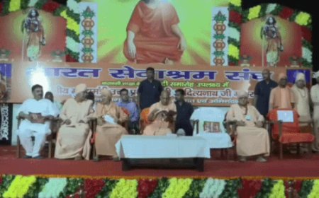 सीएम योगी ने कहा- धन के लिए धर्म नहीं त्यागूंगा:भारत सेवा श्रम संघ के शताब्दी समारोह में बोले- छिड़ गया युद्ध तो बम-गोले भी दागूंगा