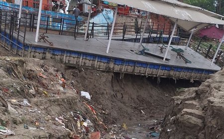 2 करोड़ से बनीं पांच जेट्टी बदहाल:ददरीघाट पर नाले की ओर झुकी, रास्ता मिट्टी और गंदगी से पटा, प्रतीक्षालय का फर्श टूटा