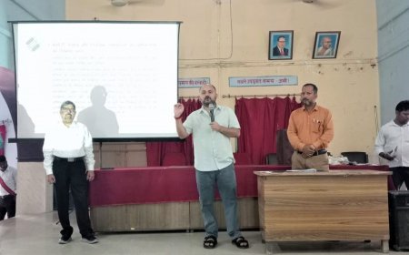 एमएलसी चुनाव प्रशिक्षण में लापरवाही पर होगी कार्रवाई:डीएम ने मतदान कार्मिकों से पूछे सवाल, गोपनीयता बनाए रखने के दिए सख्त निर्देश