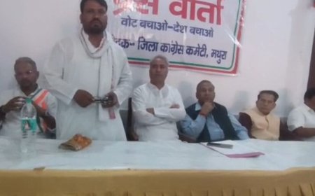 मथुरा में मुख्य चुनाव आयुक्त के खिलाफ कांग्रेस का प्रदर्शन:आबिद कश्मीरी बोले- SIR पर रोक लगे, मतदाता सूची की स्वतंत्र जांच कराई जाए