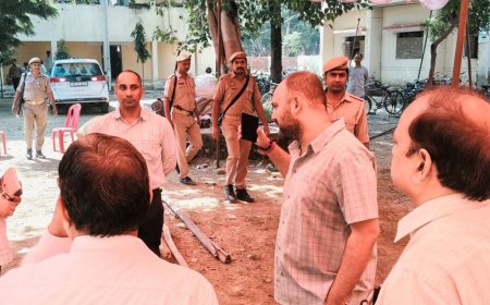 डीएम ने स्नातक-शिक्षक मतदान की तैयारियां जांचीं:पोलिंग पार्टी रवानगी स्थल का निरीक्षण कर अधिकारियों को दिए निर्देश