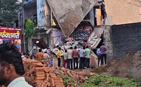 बुलंदशहर में बेसमेंट की खुदाई से दो मंजिला इमारत ढही:परिवार खाटू श्याम दर्शन करने गया था, पुलिस आसपास के घर खाली कराए