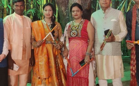 बरेली में सजी डांडिया नाइट:मां सरस्वती के चित्र पर माल्यार्पण कर हुआ शुभारंभ, पारंपरिक गीतों पर झूमे प्रतिभागी