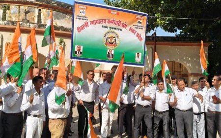 गांधी-शास्त्री जयंती पर न्यायालय कर्मचारियों ने निकाली तिरंगा यात्रा:लंबित मांगों के समाधान को लेकर तीसरे चरण में सत्याग्रह, जताई एकजुटता
