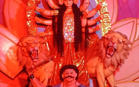 मां जगदम्बा देवी का मुख दर्शन कार्यक्रम:पनियरा में दर्शन को उमड़े श्रद्धालु, जयकारों से गूंजा मंदिर परिसर
