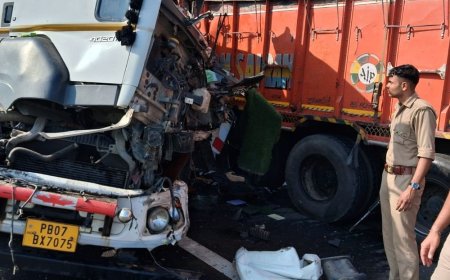 गंगा एक्सप्रेसवे पर दो ट्रकों की टक्कर, एक चालक घायल:ट्रैक्टरों से लदे ट्रक ने आगे चल रहे वाहन में मारी टक्कर, क्रेन से हटाए गए दोनों ट्रक