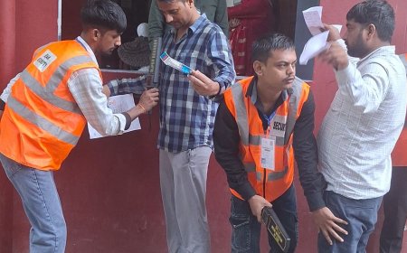 बारिश के बीच PET देने पहुंचे अभ्यर्थी:गाजीपुर के 19 केंद्रों पर परीक्षा शुरू, छाता और रेनकोट लेकर पहुंचे परीक्षार्थी