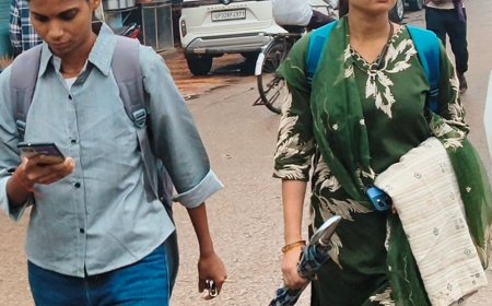 मिर्जापुर में बारिश के बीच परीक्षा देने पहुंचे अभ्यर्थी:ठंडी हवाओं से तापमान में गिरावट, बाजारों में कम रही चहल-पहल