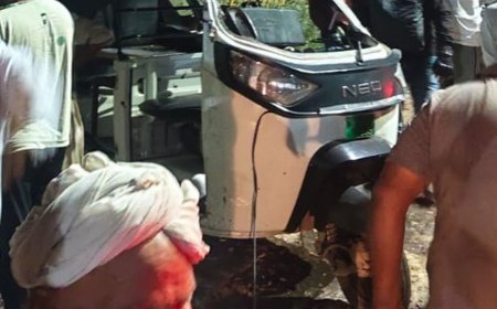 बागपत में ऑटो पलटने से 3 घायल:एक की हालत गंभीर, पुलिस ने घायलों को अस्पताल पहुंचाया