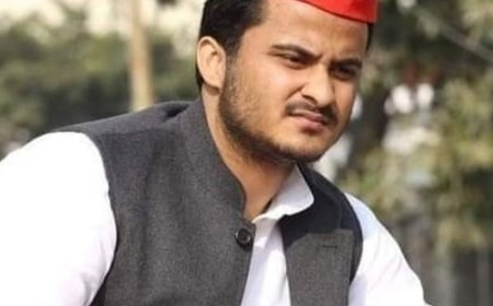 समर्थकों ने अब्दुल्ला आजम का 36वां जन्मदिन मनाया:कचहरी के चैंबर में केक काटा, सतनाम मट्टू ने जेल में मिलकर दी बधाई