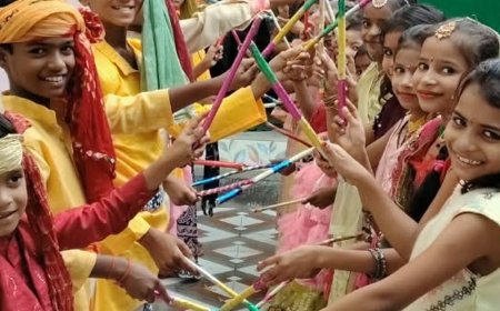 नवरात्रि पर सांस्कृतिक कार्यक्रम:मां दुर्गा की झांकी सजाकर मनाया नवरात्र, डांडिया में झूमे छात्र-छात्राएं