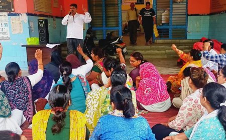 एनएचएम संविदा कर्मचारियों का धरना नौवें दिन भी जारी:मांगों पर सहमति न बनने तक आंदोलन जारी रखने पर अड़े कर्मचारी