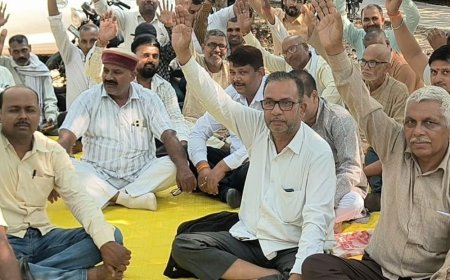 मऊ में पैक्स सचिवों ने वेतन-भत्ते की मांग पर प्रदर्शन:22 अक्टूबर से लखनऊ में अनिश्चितकालीन हड़ताल की चेतावनी