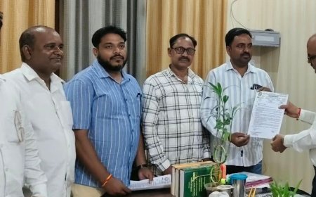 बलिया डीपीआरओ से मिले सफाईकर्मी:बकाया भुगतान और विशेष अवकाश मांग, सुरक्षा किट देने की उठाई आवाज