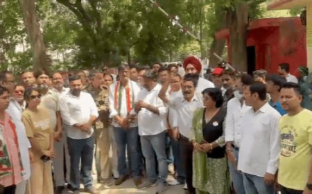 जेल में बंद कांग्रेसियों से मिले पूर्व प्रदेश अध्यक्ष:बोले- वोट चोरी के खिलाफ आवाज उठाते रहेंगे, हर मोहल्ले-दीवार पर लिखेंगे वोट चोर