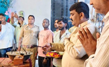 महाअष्टमी पर शस्त्र पूजन:मां कालरात्रि दुर्गा पूजा समिति और सोनकर अखाड़े के युवाओं ने दिखाए करतब